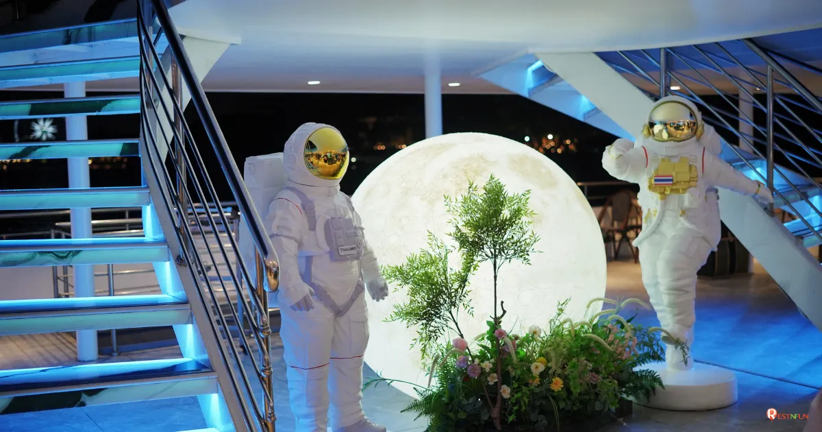 จุดเช็คอินถ่ายภาพบนเรือสำราญ The Planet Cruise